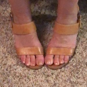 White Mt. brown tan leather sandals stacked heel good structure and support